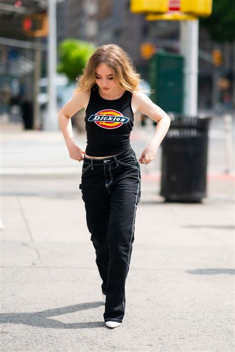 Sabrina Carpenter's Body: Unveiling The Star's Weight And Height